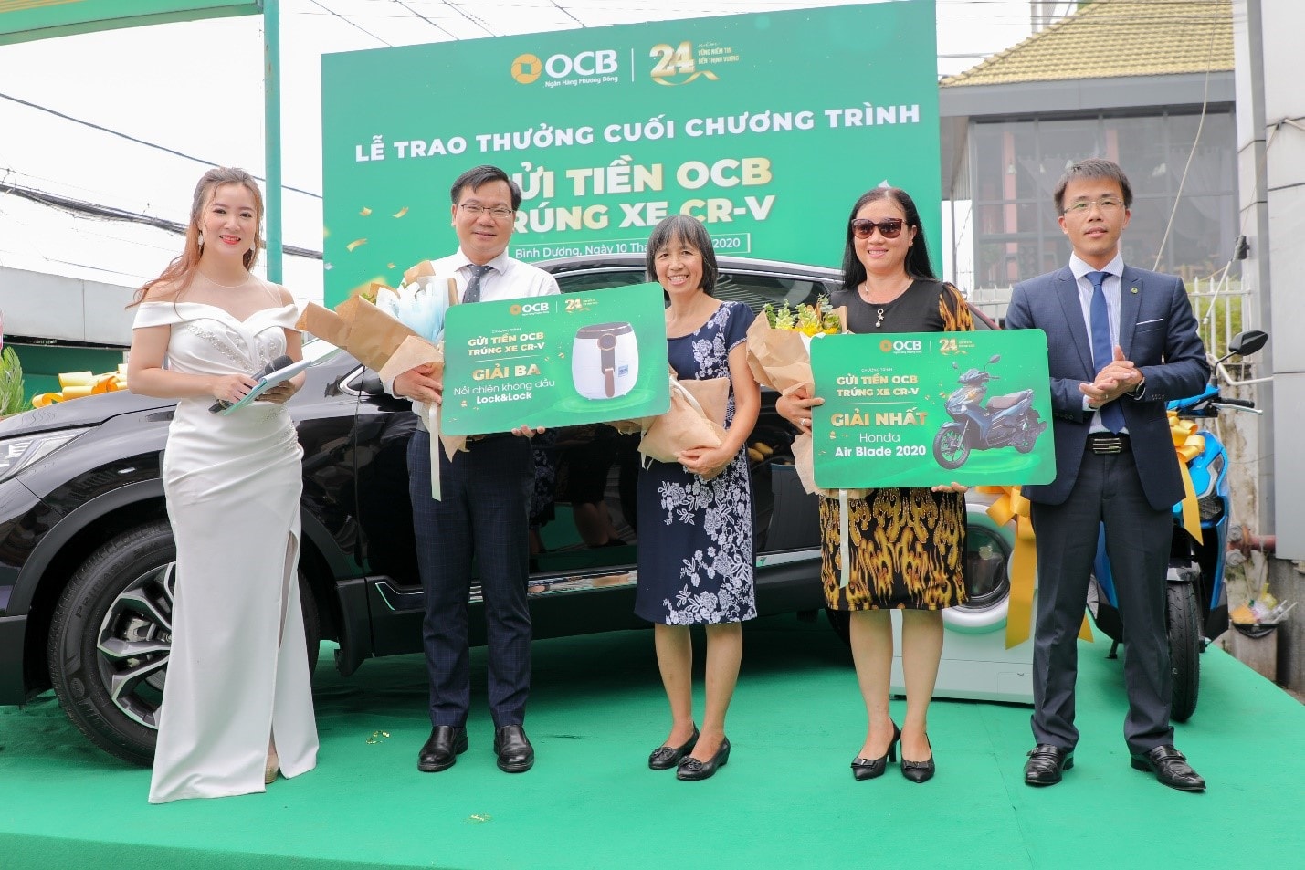 Đại diện OCB trao giải cho các khách hàng mắn khi tham gia chương trình