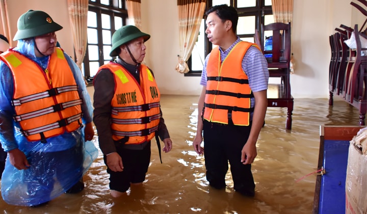 Chủ tịch UBND tỉnh Phan Ngọc Thọ thăm hỏi các lực lượng thường trực phòng chống lũ tại xã Phòng Bình