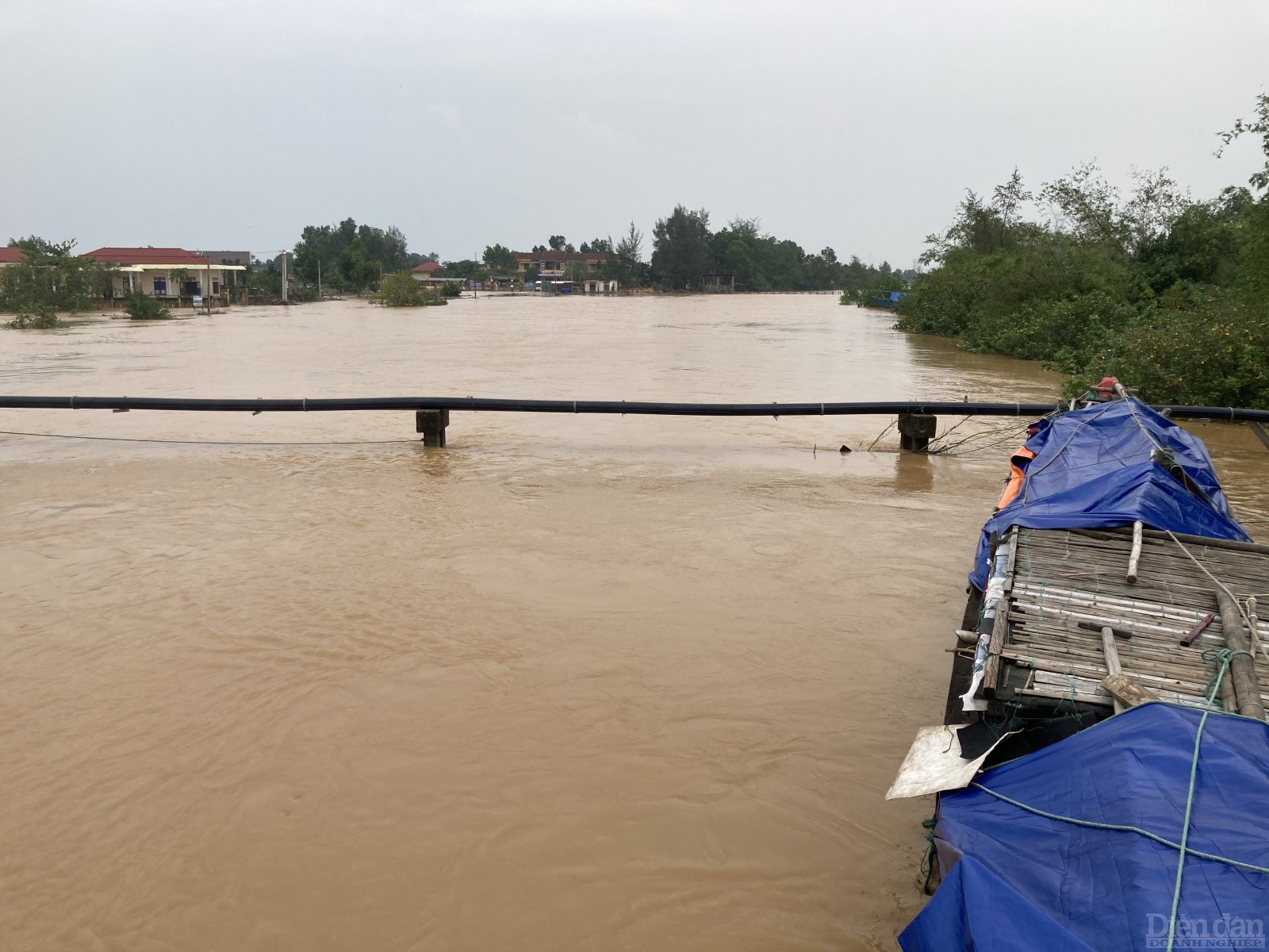 Ở hạ nguồn cách gần 100km lũ lên rất nhanh