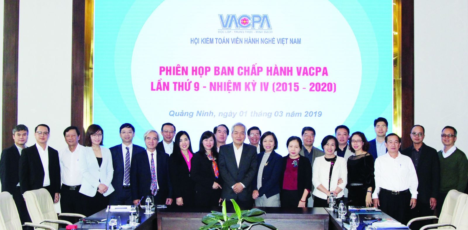 p/Phiên họp Ban Chấp hành VACPA nhiệm kỳ IV – Những người đồng hành trên chặng đường 15 năm phát triển của VACPA. 