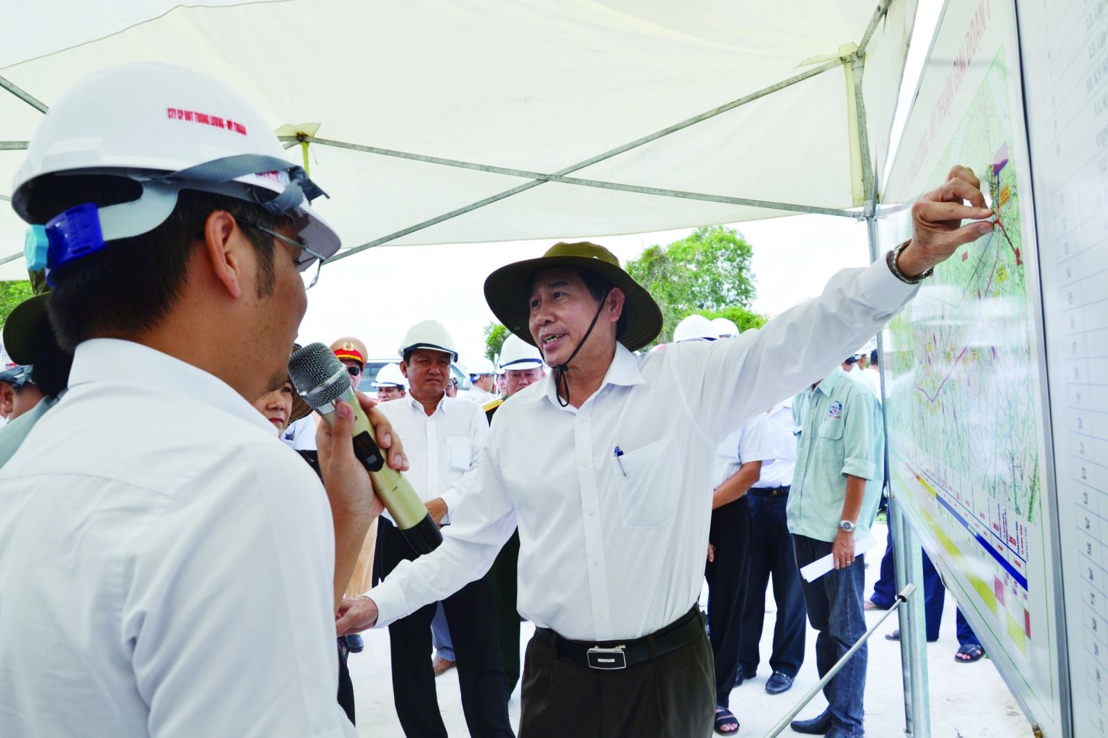   Chủ tịch UBND tỉnh Tiền Giang Lê Văn Hưởng (bên phải hình) trên công trình dự án cùng nhà đầu tư.