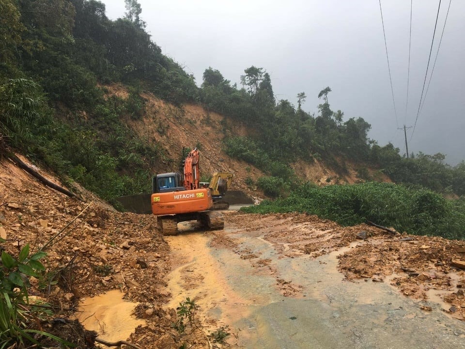 Xe xúc vào mở đường tiếp cận thủy điện Rào Trăng 3. Ảnh: CTV.