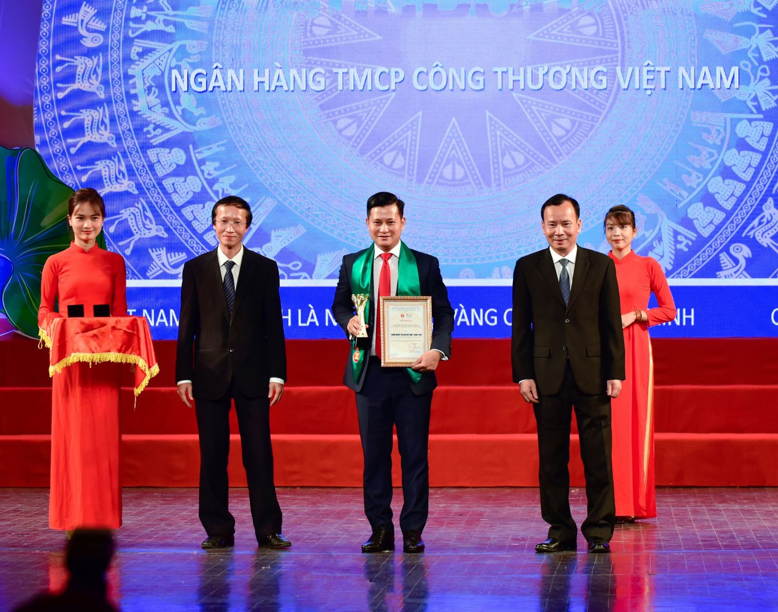 Đại diện VietinBank nhận danh hiệu “Doanh nghiệp tiêu biểu ASEAN 2020”