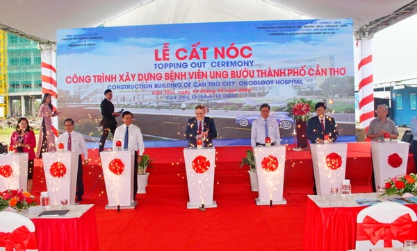 Các đại biểu thực hiện nghi thức Cất nóc công trình.