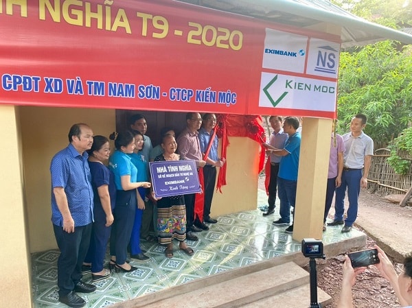 Đại diện Eximbank cùng Sở Kế hoạch Đầu tư tỉnh Nghệ An trao tặng “Nhà tình nghĩa” cho cụ Lương Thị Thuận.