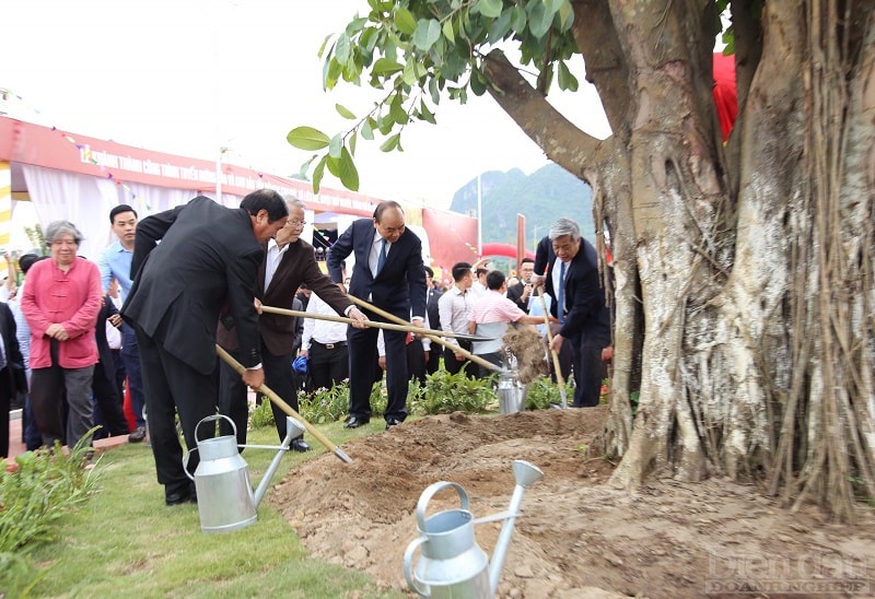 Thủ tướng Chính phủ Nguyễn Xuân Phúc cùng các lãnh đạo trồng cây lưu niệm.