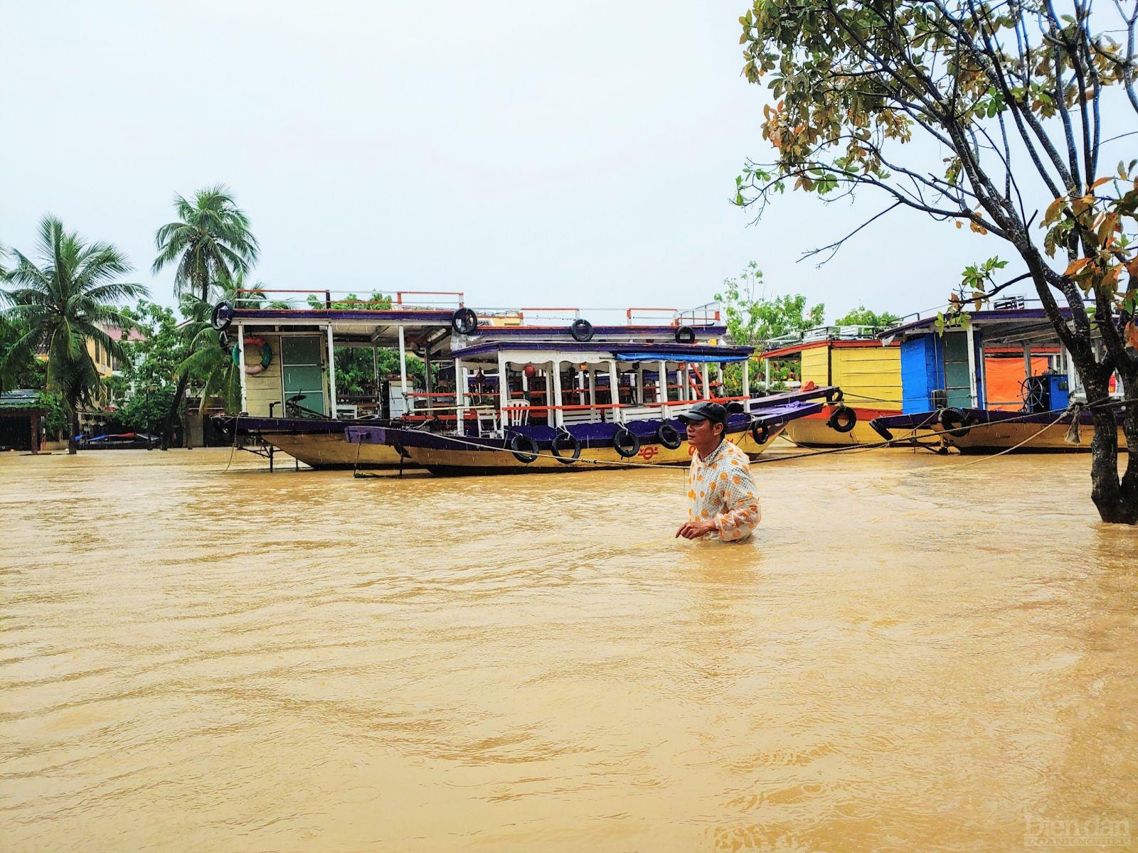 Các địa phương ven biển, cửa sông sẵn sàng phương án sơ tán dân cư khỏi các khu vực nguy hiểm khi có tình huống xấu do ảnh hưởng của bão, tổ chức neo đậu tàu thuyền chắc chắn. Kiên quyết không để người ở lại trên tàu, thuyền, lồng bè nuôi trồng thủy, hải sản.