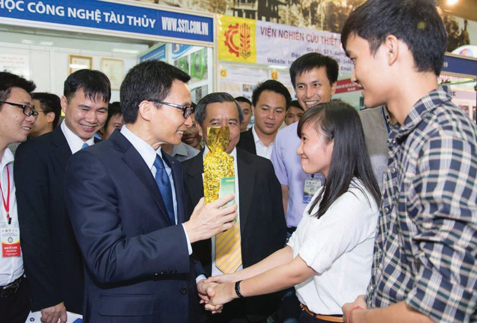 Phó Thủ tướng Vũ Đức Đam thăm gian hàng của Chương trình khởi nghiệp quốc gia do Phòng Thương mại Công nghiệp Việt Nam và Tạp chí Diễn đàn Doanh Nghiệp tổ chức. Ảnh: Quốc Tuấn