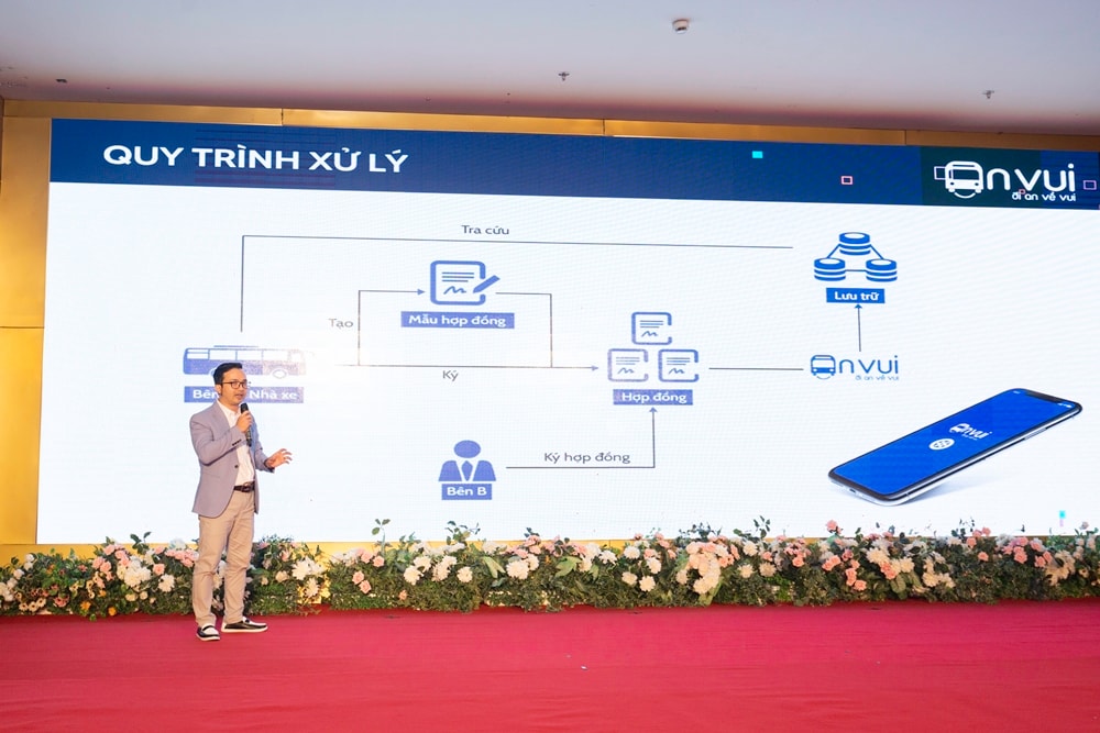 Ông Phan Bá Mạnh, CEO Anvui giới thiệu nền tảng hợp đồng điện tử cho doanh nghiệp vận tải.