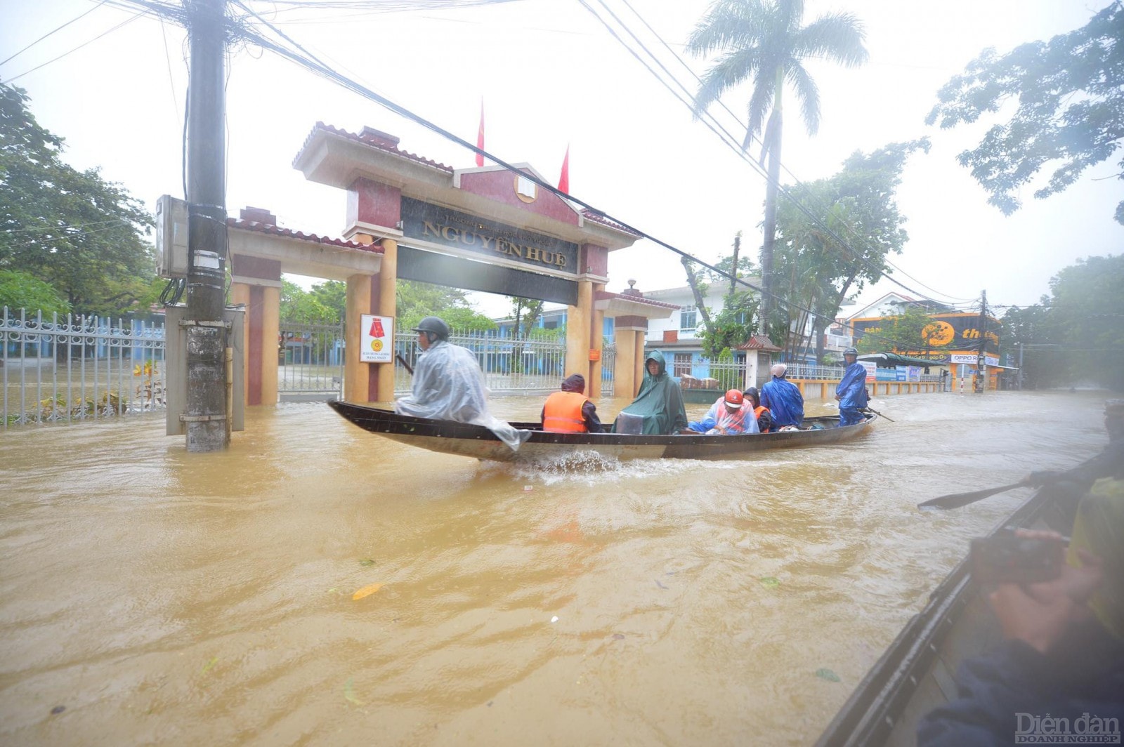 Hiện tại các lực lượng chức năng của tỉnh Thừa Thiên - Huế tiếp tục phối hợp triển khai sơ tán dân khỏi vùng nguy cơ lũ quét, sạt lở, khu vực thấp trũng, ngập úng đảm bảo an toàn cho các khu tái định cư.