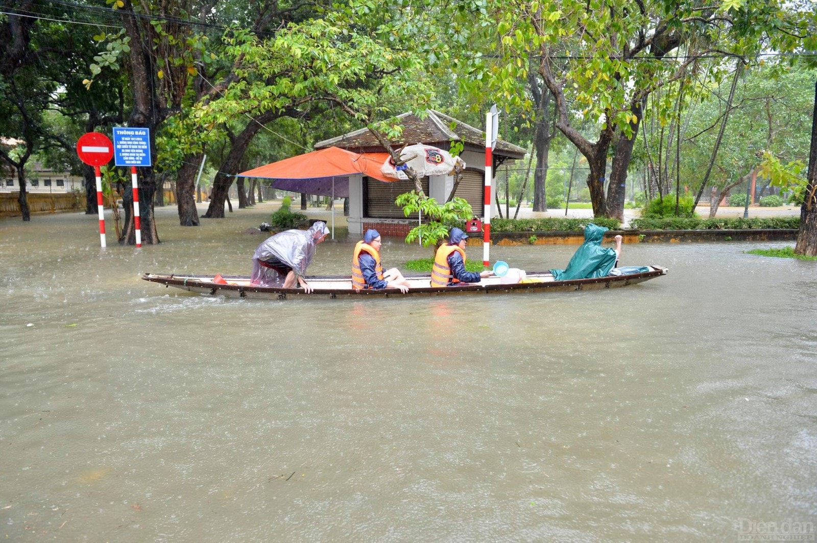 Người dân đi lại trong khu vực Kinh thành Huế bằng ghe đò.