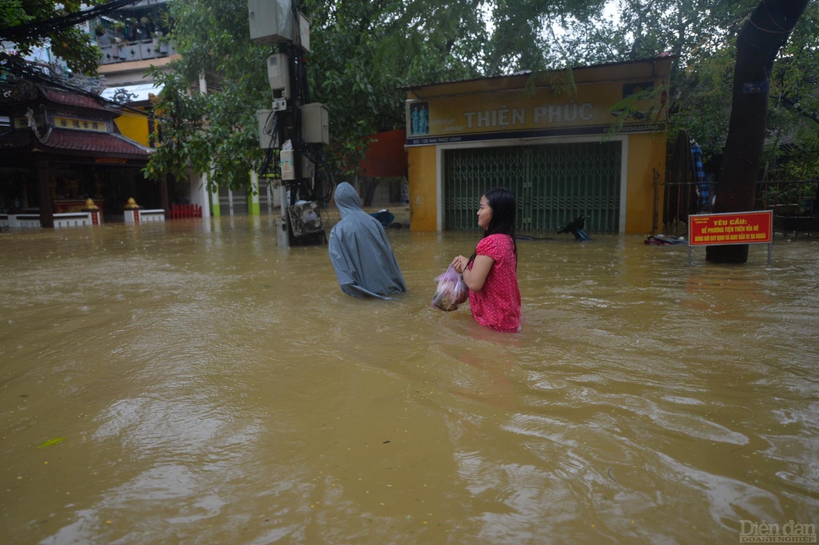 Nhiều tuyến phố ngập sâu việc di chuyển rất khó khăn.