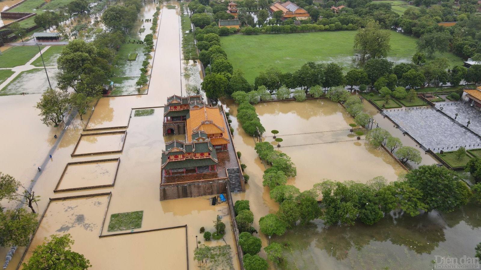 Tuyến đường trong nội thành Đại Nội ngập trong biển nước