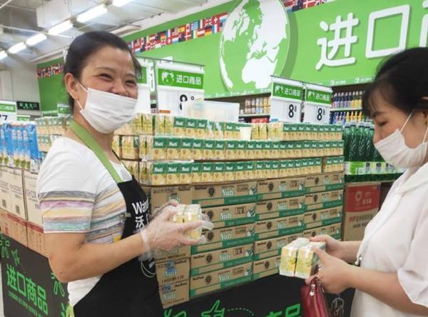 Lô sữa đậu nành của NutiFood vừa “lên kệ” siêu thị Walmart tại Trung Quốc