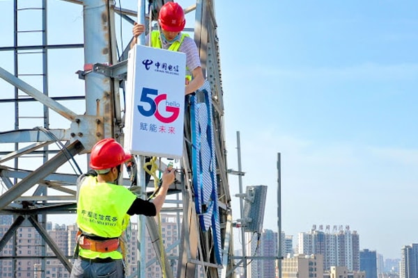 Nhân viên của chi nhánh Lu’an của China Telecom lắp đặt và thử nghiệm một trạm gốc 5G 