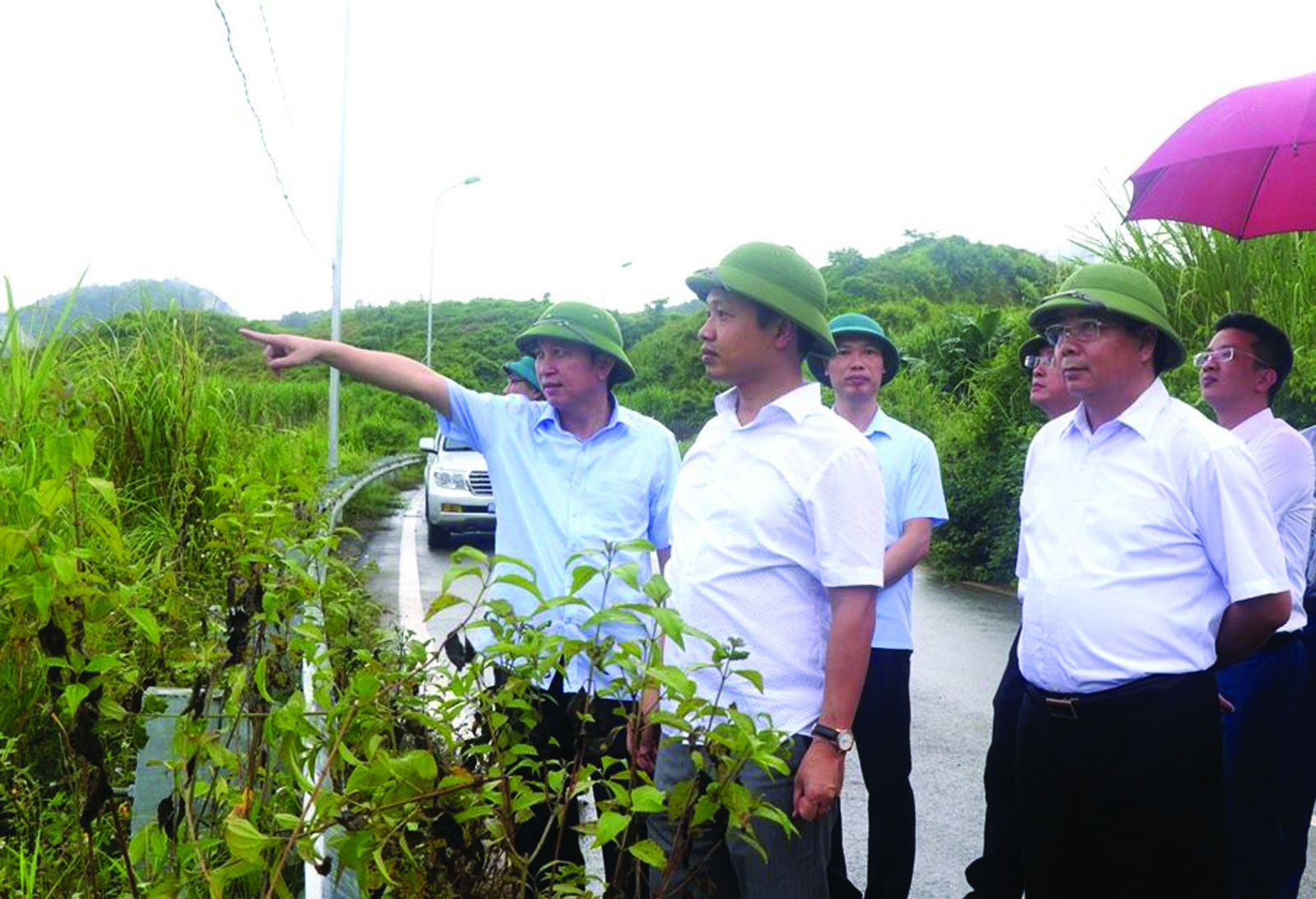  Chủ tịch UBND tỉnh Trần Tiến Dũng cùng các đồng chí trong Đoàn công tác kiểm tra thực địa tiến độ xây dựng các công trình.