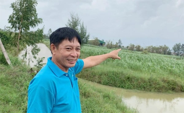 Ông Nguyễn Văn Bồn: “Bên kia được quy hoạch làm khu nuôi bò và nuôi gà”. Ảnh: B. Châu.