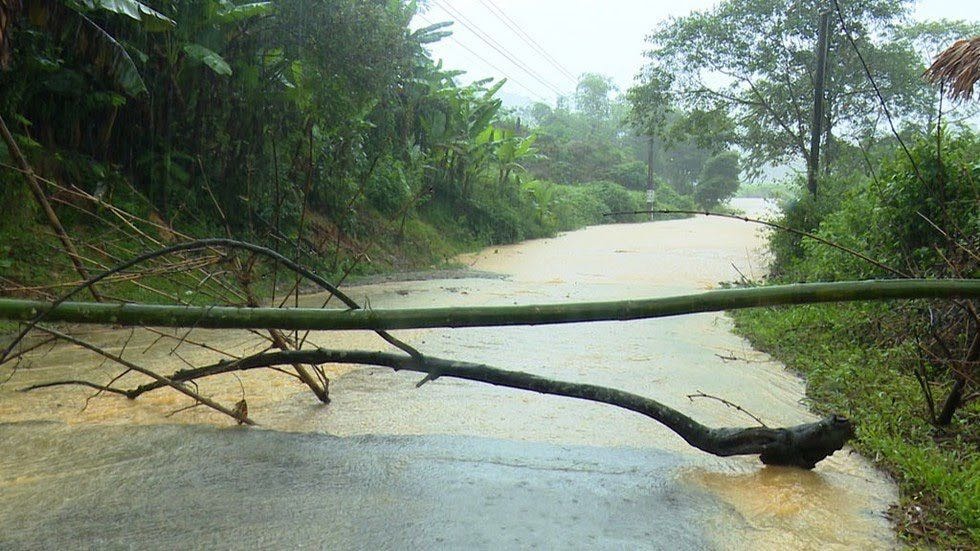 Nhiều tuyến đường tại huyện Lang Chánh (Thanh Hóa) bị ngập khiến giao thông ách tắc