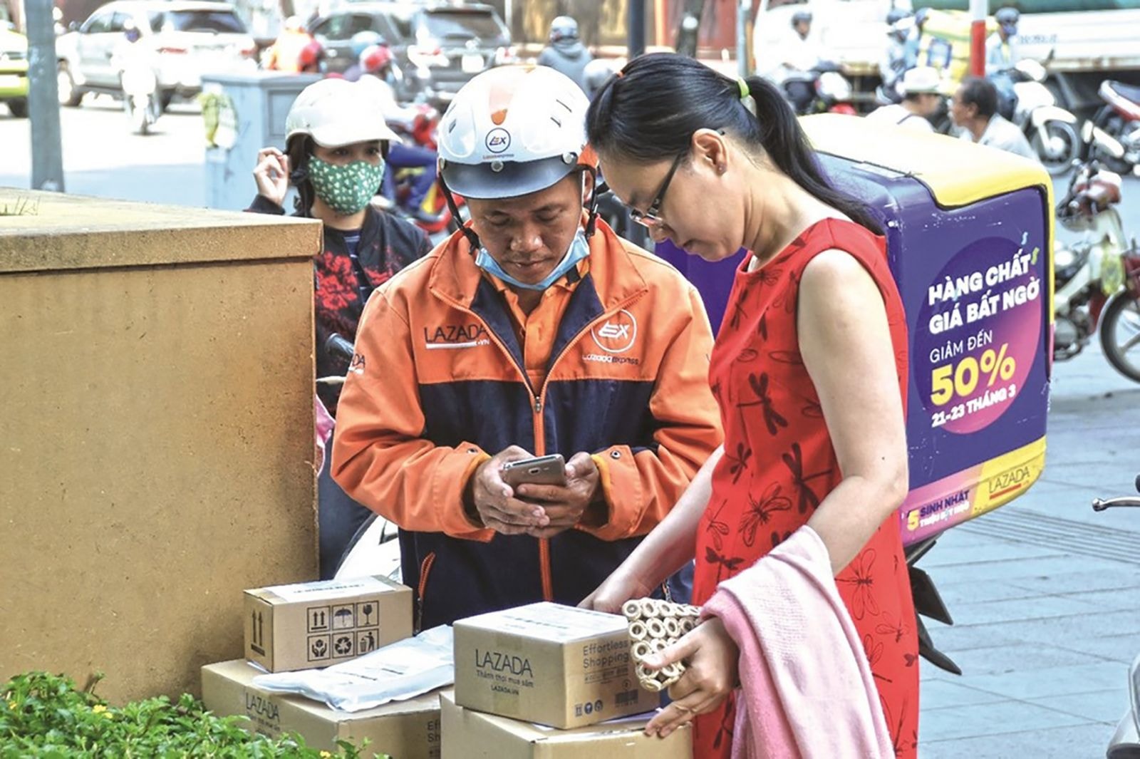  Hoạt động giao dịch TMĐT đang trở thành miền “đất hứa” cho các chiêu trò gian lận thương mại, hàng giả, hàng nhái,…? - Ảnh: Thời báo Ngân hàng