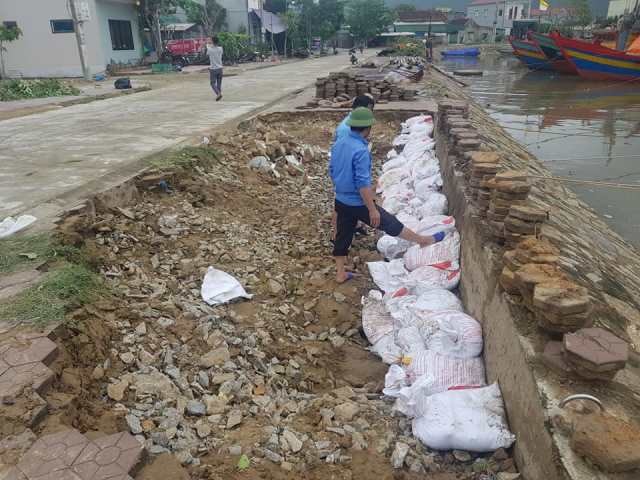 Lực lượng chức năng đã dùng bao cát gia cố tạm thời để đảm bảo an toàn cho người dân và tàu thuyền vào tránh trú bão