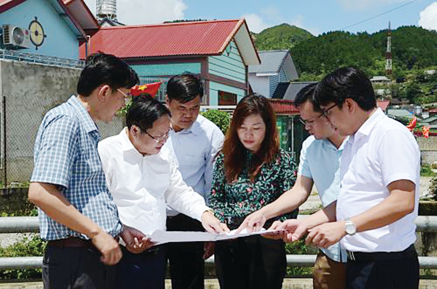  Ông Tống Thanh Hải, Phó Chủ tịch Thường trực UBND tỉnh cùng Đoàn công tác kiểm tra tiến độ hạ tầng du lịch thị trấn Sìn Hồ (Ảnh Báo Lai Châu).