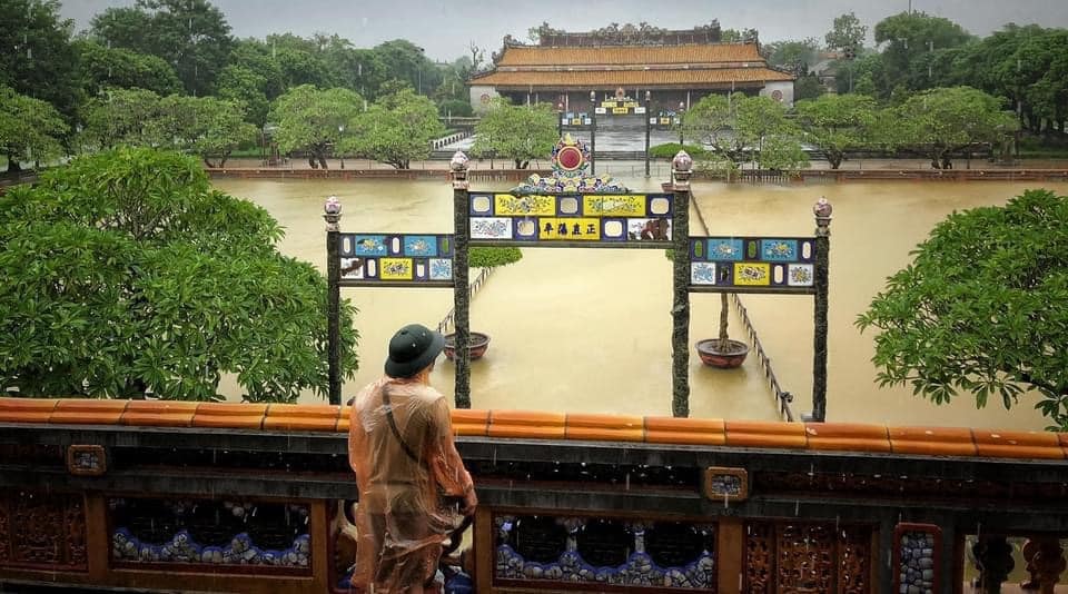 Theo phân tích của Trung Tâm Dự Báo Khí Tượng Thủy Văn Quốc Gia, khu vực miền Trung được dự báo liên tiếp hứng chịu hai đợt mưa lớn, có nguy cơ xảy ra “lũ chồng lũ.”