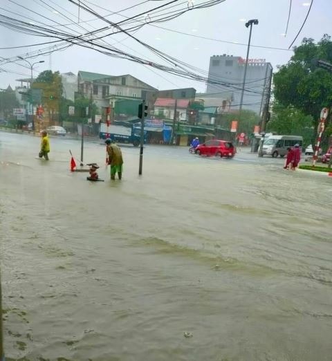 Nhiều tuyến đường giao thông tại Tp Hà Tĩnh bị ngập sâu, giao thông tê liệt