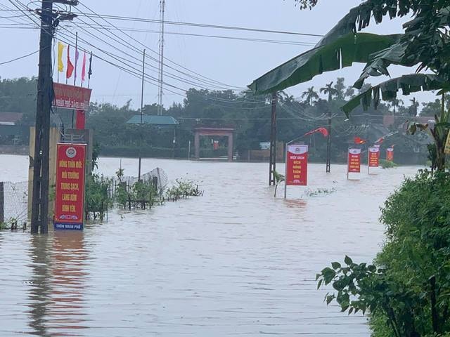 Mưa to cùng với các hồ đập đồng loạt xả lũ đã khiến nhiều vùng bị ngập sâu