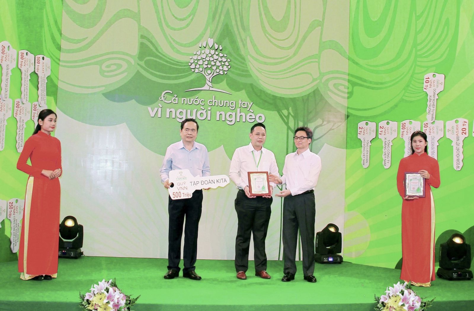 Đại diện KITA Group ủng hộ 500 triệu đồng trong chương trình “Cả nước chung tay vì người nghèo” năm 2020