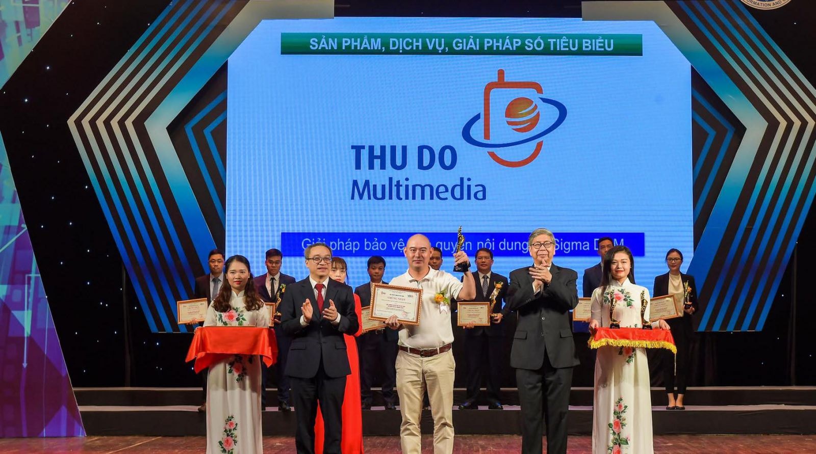 Ông Nguyễn Hữu Hoan - Phó Tổng giám đốc Thudo Multimedia lên nhận giải thưởng tại lễ trao giải Vietnam Digital Awards (VDA) năm 2020