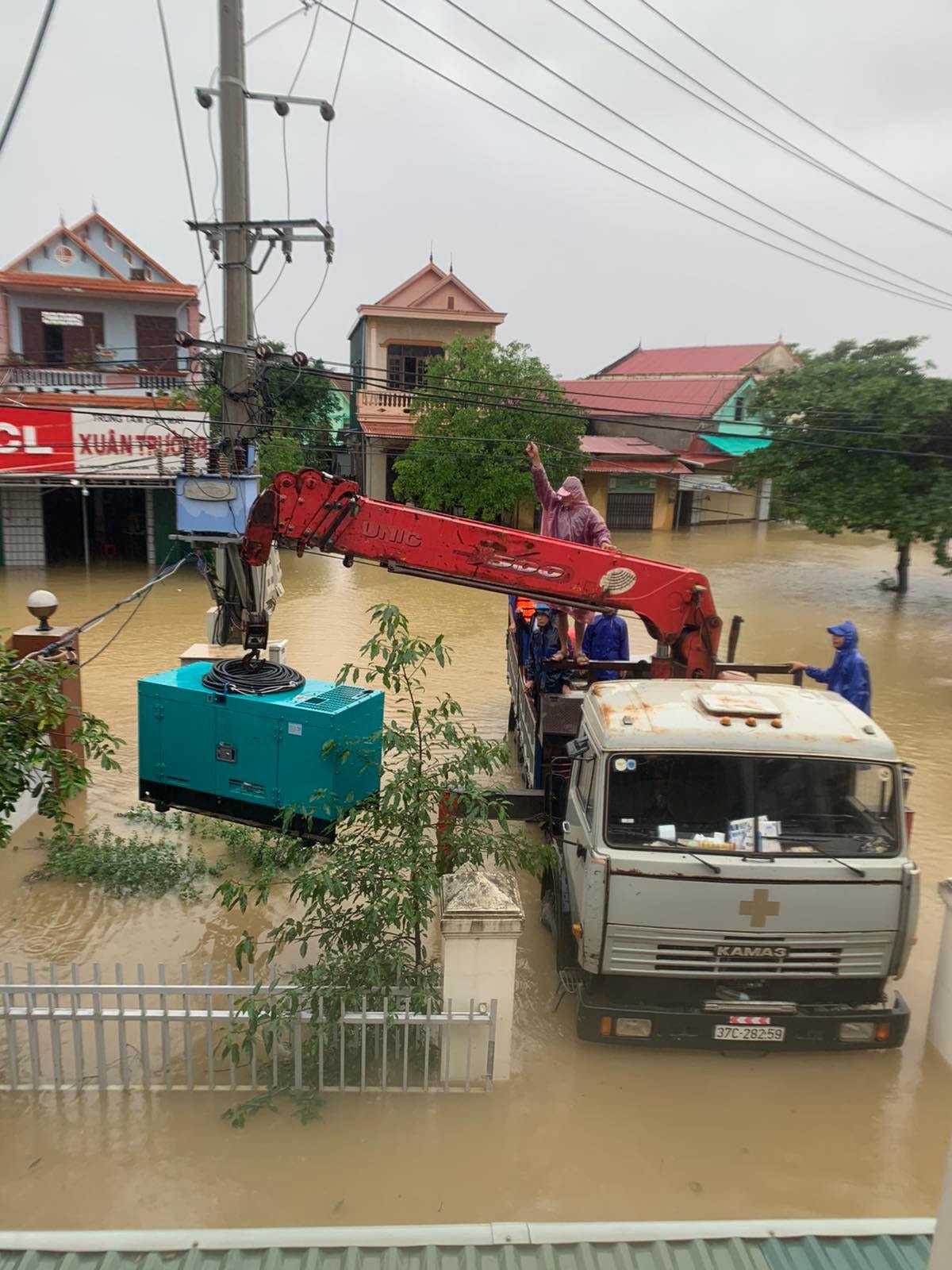 hình ảnh về công tác cứu hộ mạng lưới của Trung tâm viễn thông Lệ Thuỷ