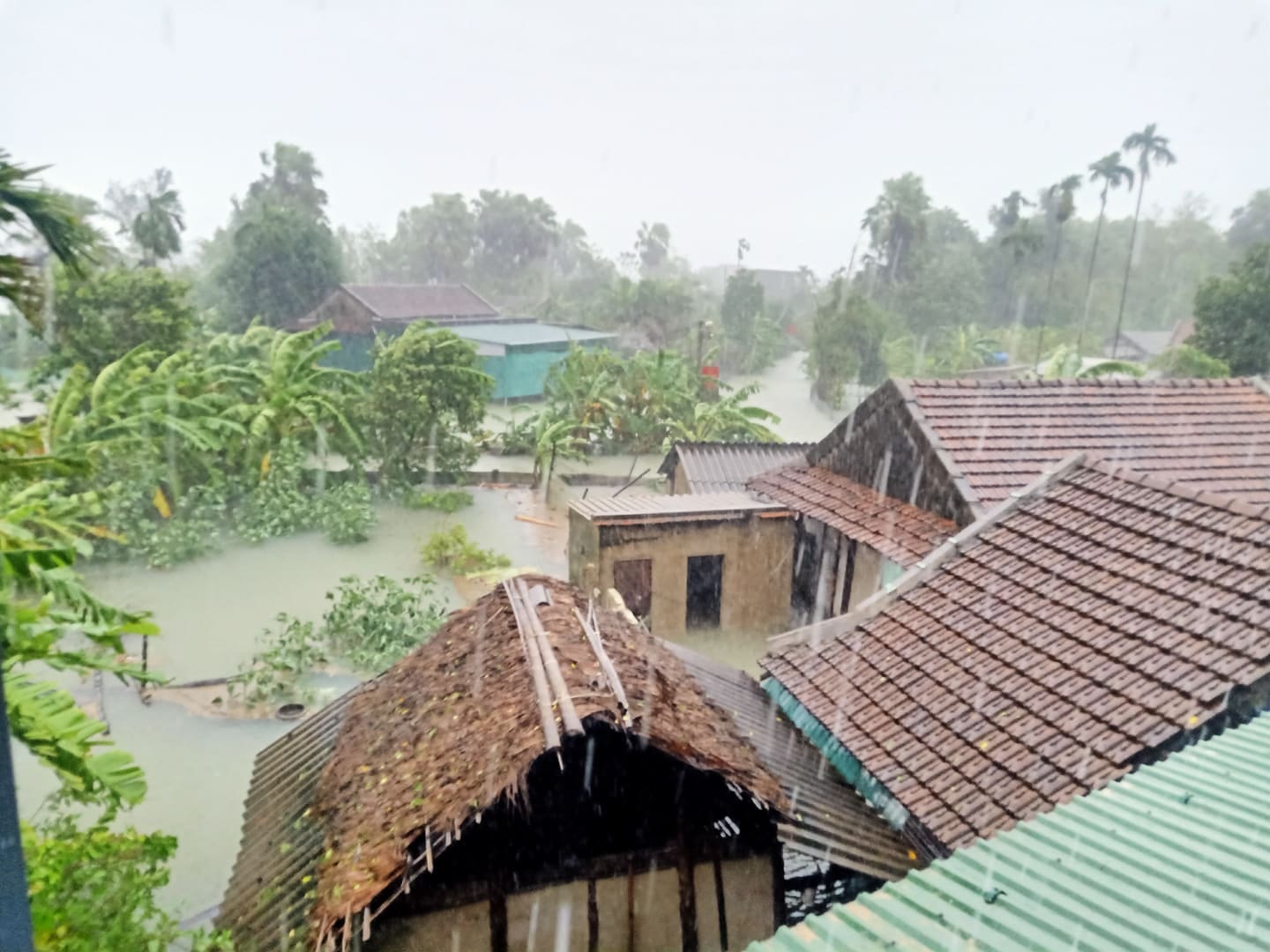 Đến cuối giờ trưa nay (19/10), tình trạng mưa lớn vẫn chưa có dấu hiệu dứt khiến cuộc sống của người dân địa phương gặp rất nhiều khó khăn