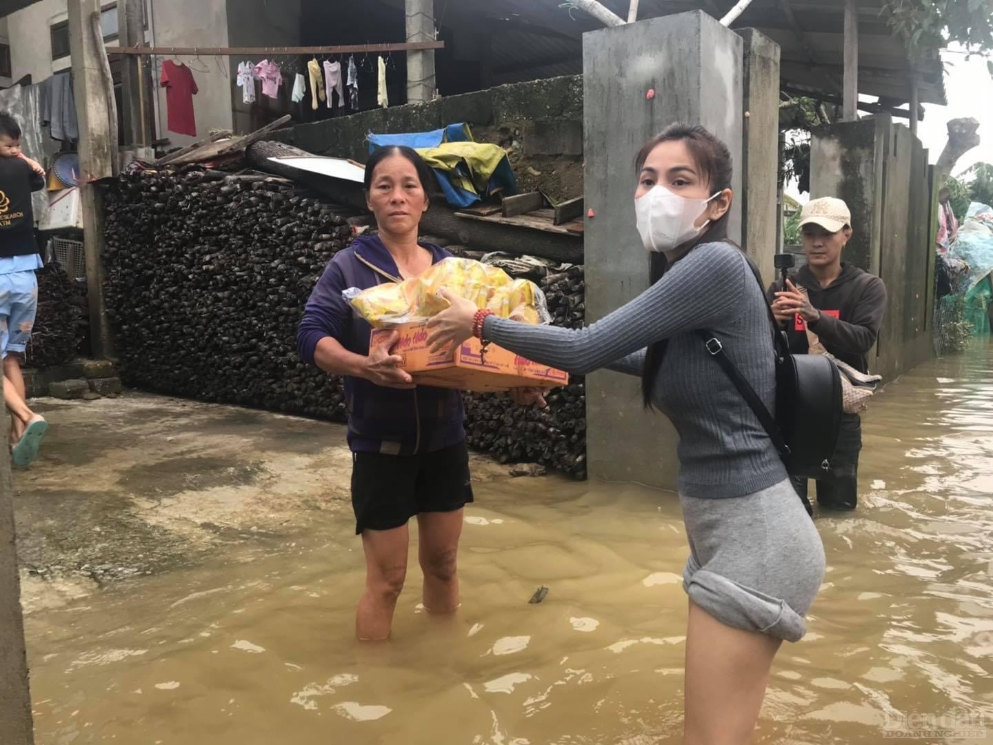 Ca sĩ Thủy Tiên xoắn quần, đội nón lá đến từng nhà bị ảnh hưởng để trao tặng từng xuất quà giữa thời tiết vẫn diễn biến xấu. Sưởi ấm những trái tim đang lạnh giá trên 