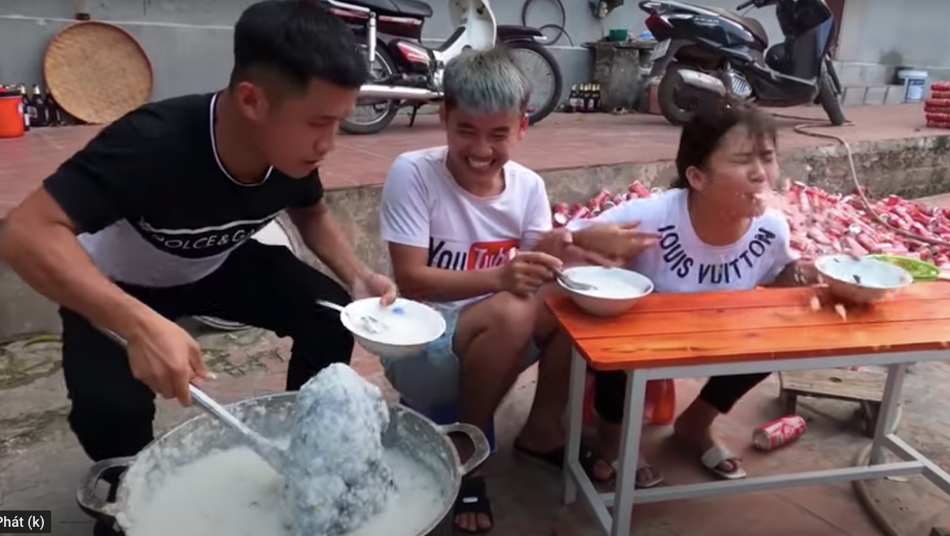 Hưng Vlog nấu cháo gà nguyên lông. Ảnh cắt từ clip.