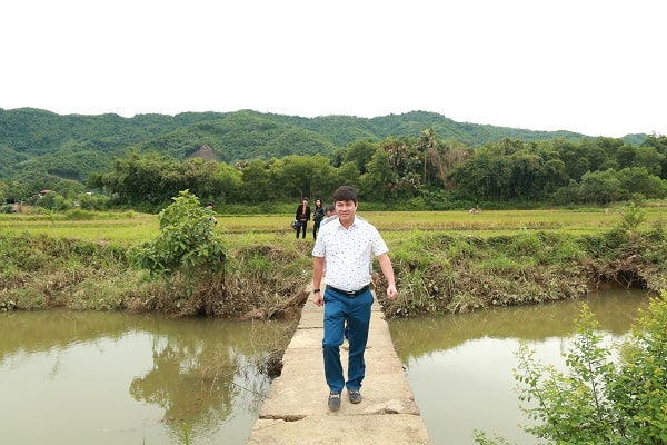 Ông Chu Văn Phương, TGĐ Công ty CP Nhựa Thiếu niên Tiền Phong cùng đoàn đi khảo sát xây dựng cầu