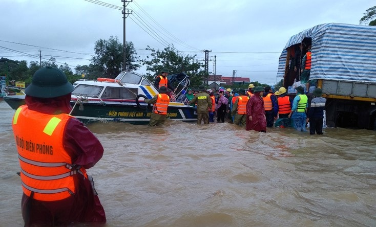 Quảng Bình đã huy động tối đa phương tiện, lực lượng cùng các nhu yếu phẩm thiết yếu để cứu trợ người dân. 