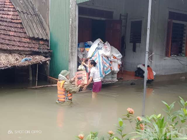 Nước rút chậm, nhiều vùng vẫn bị ngập sâu