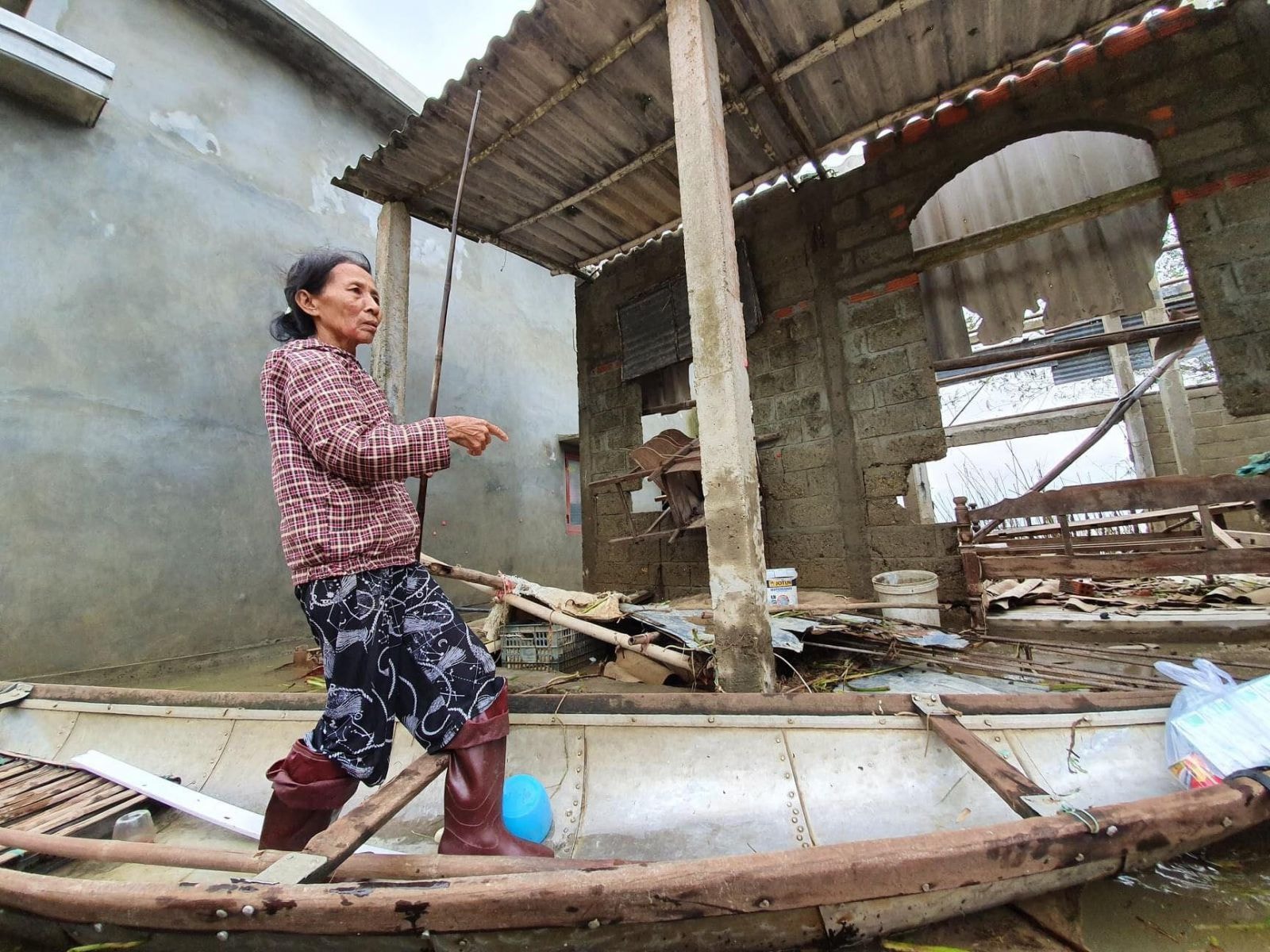 Đồng bào ta đang trong cảnh khó khăn, hãy cùng chung tay để san sẻ bớt nhọc nhằn. (Ảnh Lê Đình Dũng)