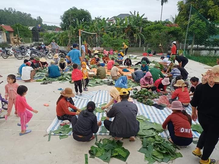 Người dân Thôn 7, xã Ngọc Sơn, huyện Quỳnh Lưu, Nghệ An chung tay gói bánh chưng cứu trợ bà con vùng rốn lũ