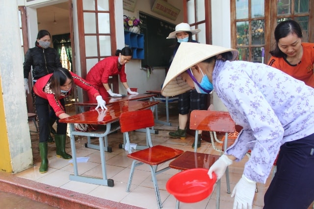 Từ sáng sớm, hơn 50 cán bộ, giáo viên trường Tiểu học Thạch Tân (xã Tân Lâm Hương, huyện Thạch Hà) đã có mặt tại trường để dọn dẹp vệ sinh. Hiện tại, ngôi trường này vẫn bị nước bao vây tứ phía, để vào được trường, nhiều giáo viên chọn cách trèo qua tường rào. Mực nước sân trường đang ngập sâu gần 1m, một số lớp còn ngập từ 15 – 20cm. Nhiều tài liệu, sách vở và thiết bị dạy học bị hư hỏng do ngâm nước lâu ngày.