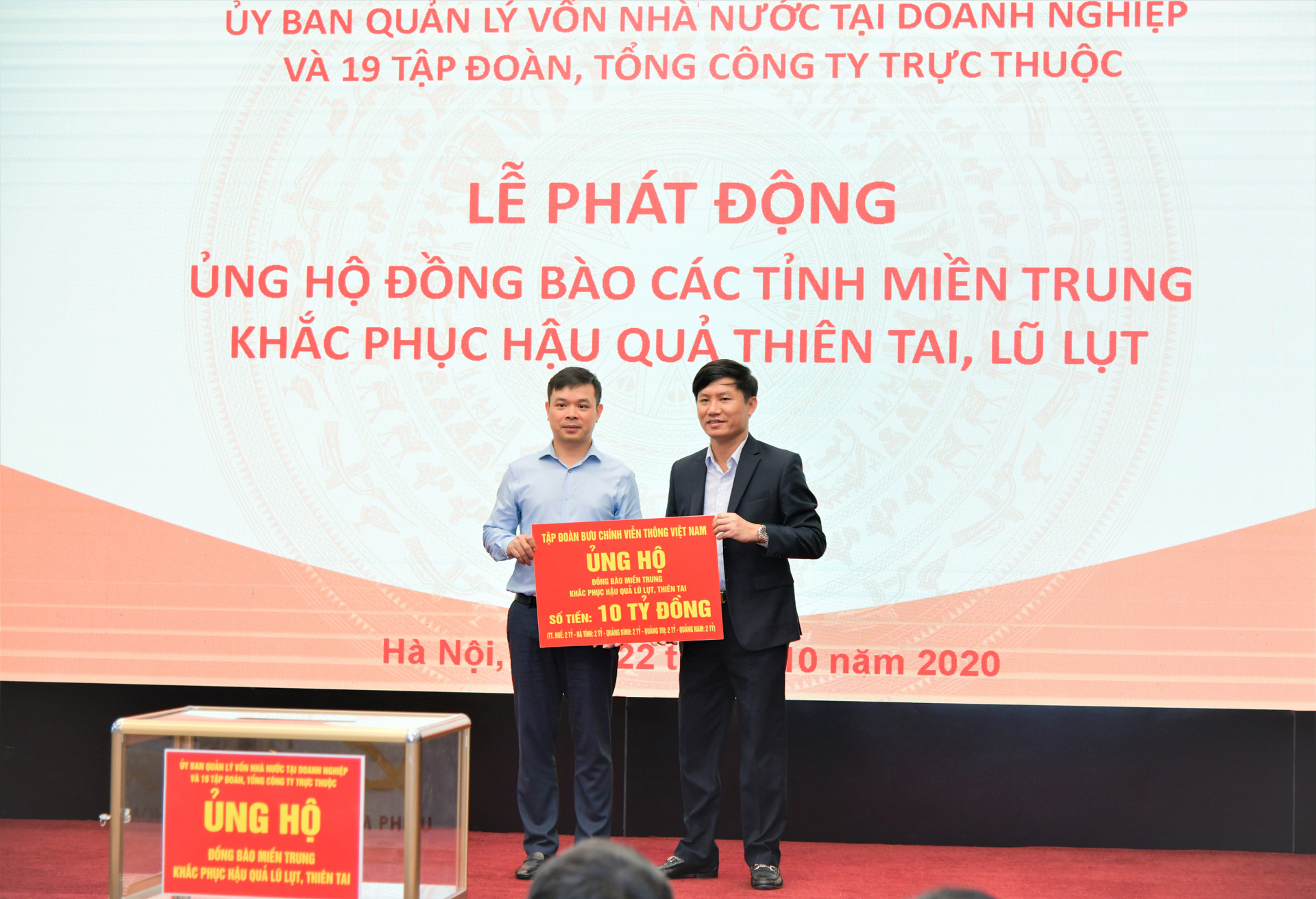 Phó Tổng Giám đốc Tập đoàn VNPT (bên phải) trao tượng trưng 10 tỷ đồng do CBCNV VNPT chung tay để hỗ trợ đồng bào miền Trung