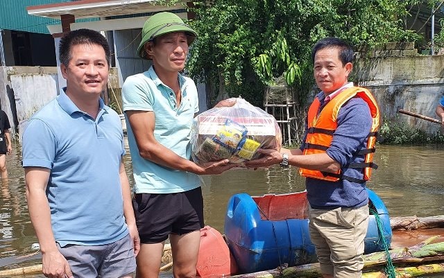 Đại diện Hội Doanh nhân trẻ Hà Tĩnh trao 2.000 suất quà đến người dân vùng lũ