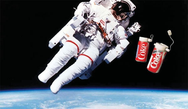 Coca-Cola đã trở thành thức uống giải khát đầu tiên có mặt trên vũ trụ vào năm 1985. Coca- Cola đã ký với NASA để cho phép các phi hành gia bay vào vũ trụ thử nghiệm lon Coke mới của họ, loại lon không trọng lực trên một chuyến bay con thoi.