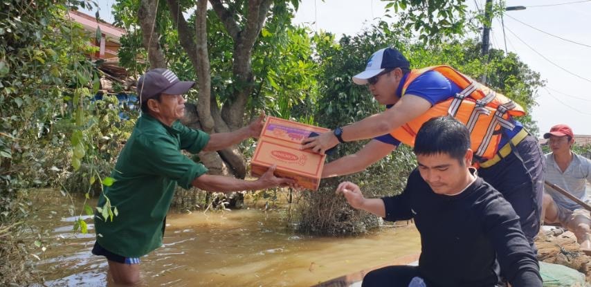 FLC Biscom hỗ trợ nhu yếu phẩm tới tay người dân vùng lũ 