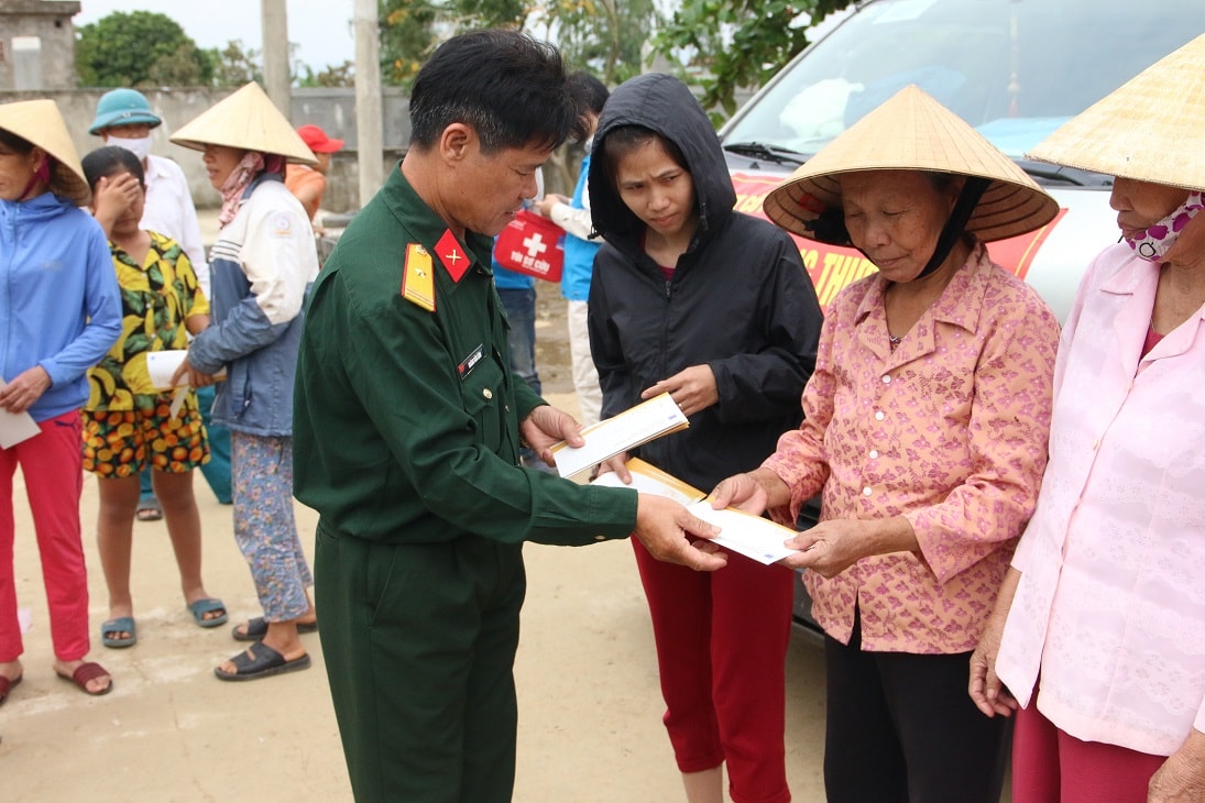 Đại diện CCB BSR trao hỗ trợ tại xã Xuân Ninh, huyện Quảng Ninh, tỉnh Quảng Bình