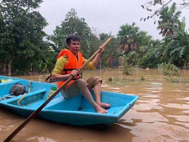 Nước lũ lên nhanh, anh Phạm Ngọc Quỳnh cùng người anh họ Phạm Ngọc Lộc xuyên đêm chở người thoát khỏi cơn lũ lịch sử