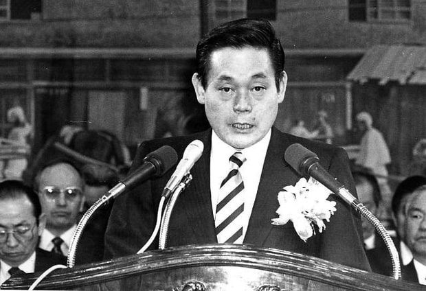  Ông Lee Kun-hee trong một sự kiện năm 1988