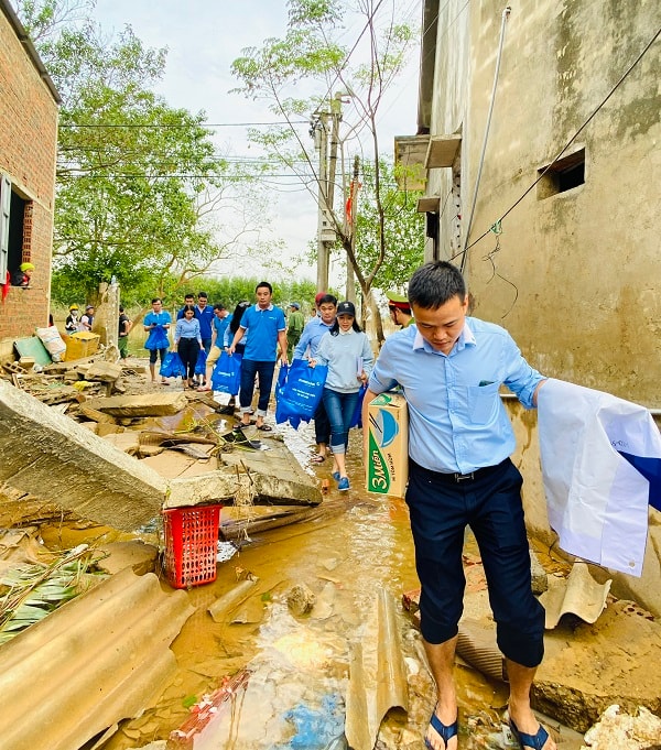 Đoàn công tác đã trực tiếp đến thăm hỏi động viên đối với các hộ gia đình bị thiệt hại nặng nề do bão lũ gây ra.