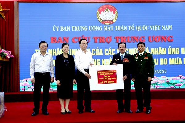 Anh hùng Lao động Lê Văn Kiểm - Chủ Tịch Hiệp hội Doanh nhân Cựu chiến binh Việt Nam ủng hộ 11,8 tỷ đồng cho người dân bão lũ miền trung và các chiến sỹ quân đội, công an hi sinh khi cứu hộ, cứu nạn. 