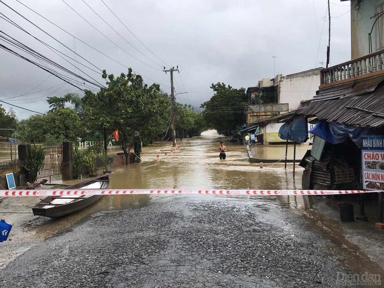 Thành phố Đà Nẵng nghiêm cấm người dân, phương tiện và ghe thuyền không có nhiệm vụ phòng, chống lụt, bão đi lại, đánh bắt cá trên sông, vùng trũng thấp và ngập lũ, qua ngầm, cầu tràn; tổ chức lực lượng canh gác, chốt chặn tại các khu vực ngập sâu, ngầm, cầu tràn qua suối, nhất là khi có nước chảy xiết.